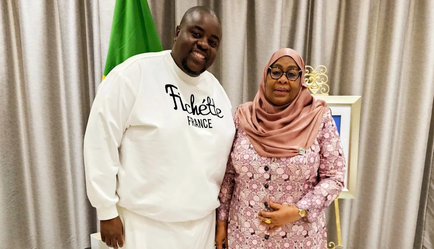 Rais wa Tanzania, Samia Suluhu Hassan akiwa na Wicknell Chivayo.