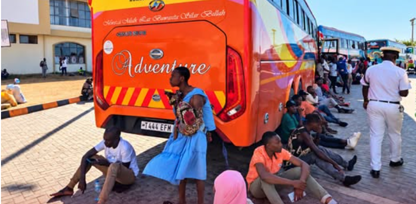 Abiria wakikosa kitu cha kufanya baada ya mabasi kugoma kuanza safari wakiwa na malalamiko yao kwa mamlaka. Hapa ni ndani ya Kituo Kikuu cha Mabasi Magufuli, Dar es Salaam